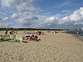 Ein weiter Strand und Windschutz suchende Strandgäste
