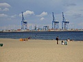 Die Danziger Hafenanlagen im Westen des Heubuder Strandes