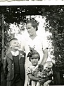 Meine Uroma Kirschke mit meinem Onkel und meiner Mutter im Garten ca. 1940.