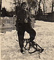 Winterzeit ist Rodelzeit, Mutti um 1940