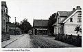 Gruss aus Stutthof, Poststraße 1940, links Postamt, Drogerie Hartmann, rechts Friseur Alfred Koschke. Textilhaus Heinrich Thiessen. Einfahrt Gartenstraße.