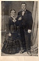 Urgroßeltern Dietrich Wiens und Catharina Friesen
Dietrich Wiens, mennonitisch, Zimmermann, *3.6.1856 Klein Mausdorferweide, Taufe 2.6.1873 Rosenort, +7.2.1893 Lakendorf.
Catharina Friesen, mennonitisch, Hausfrau, Bauernwirtschaft, *26.12.1857 Kirche Rosenort, Taufe 23.5.1875 Kirche Rosenort, +28.10.1891 Lakendorf.
Heiratet am 20.6.1880 Kirchenbuch Jungfer